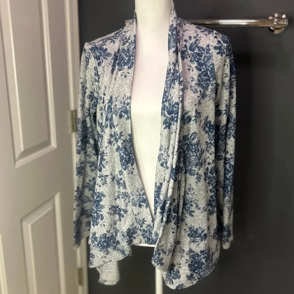 👩🏽🍼BEST NURSING SWEATER EVER. Size M Jessica Simpson. Multiple ways to wear. - Picture 1 of 15